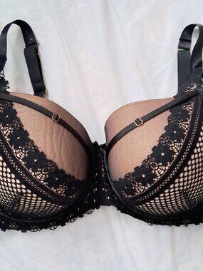 Cacique black lace and mesh underwire bra strap detail. 44DDD